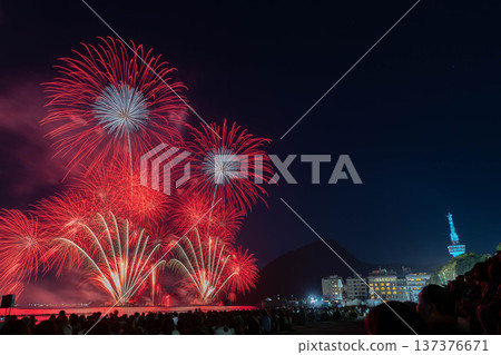 別府煙火節：大型煙火照亮夜空和地標建築別府塔。 137376671