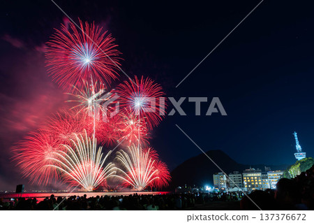 別府煙火節:大型煙火照亮夜空和地標建築別府塔。 別府煙火節:大型煙火照亮夜空和地標建築別府塔。 137376672
