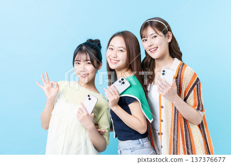 拿著智慧型手機的年輕女孩 137376677