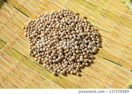 White pepper 137376989