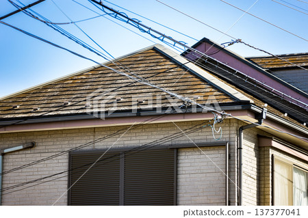 房屋破損的石板屋頂 137377041