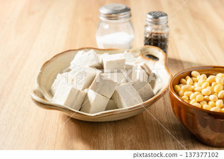 Tofu Tofu 137377102