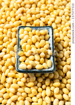 soy beans soy beans 137377310
