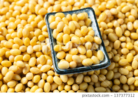 soy beans  137377312