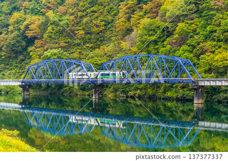十月,一列火車正駛過一座鐵路橋-多田線 十月,一列火車正駛過一座鐵路橋-多田線 137377337