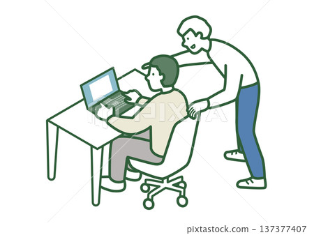 辦公室工作人員一邊看電腦一邊諮詢、教學 137377407