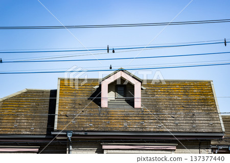 房屋破損的石板屋頂 房屋破損的石板屋頂 137377440