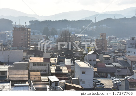 日本岐阜縣高山市-高山春季祭期間飛驒國分寺的三重塔及其周邊城鎮景觀-從摩天大樓俯瞰 日本岐阜縣高山市-高山春季祭期間飛驒國分寺的三重塔及其周邊城鎮景觀-從摩天大樓俯瞰 137377706