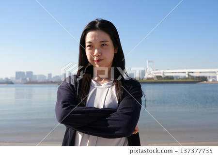 強調表達的年輕女子 137377735