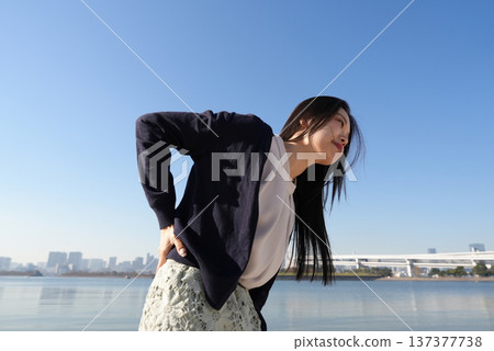 強調表達的年輕女子 137377738