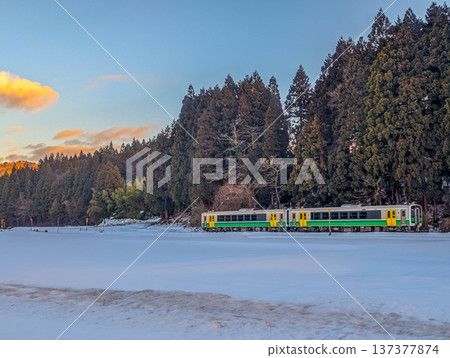 一月，一列火車行駛在冬日的鄉村－只見線 137377874