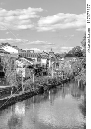 倉敷川及風景區內的倉庫。倉敷風景區觀光(從高砂橋眺望)。供報紙雜誌使用。 倉敷川及風景區內的倉庫。倉敷風景區觀光(從高砂橋眺望)。供報紙雜誌使用。 137377877