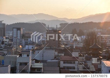 日本岐阜縣高山市-飛驒國分寺的三重塔、周圍的城鎮風光以及高山春季祭典期間美麗的日落 日本岐阜縣高山市-飛驒國分寺的三重塔、周圍的城鎮風光以及高山春季祭典期間美麗的日落 137378078