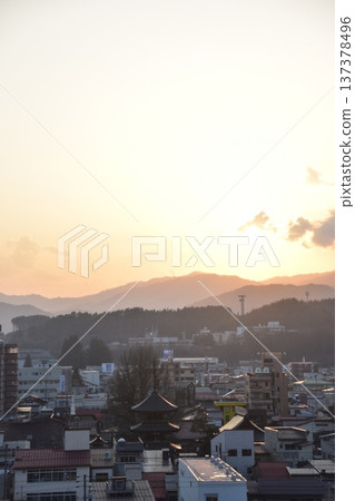 日本岐阜縣高山市-高山春季祭期間,市中心三層寶塔的街景以及美麗的日落。 日本岐阜縣高山市-高山春季祭期間,市中心三層寶塔的街景以及美麗的日落。 137378496