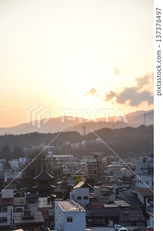 日本岐阜縣高山市-高山春季祭期間,市中心三層寶塔的街景以及美麗的日落。 日本岐阜縣高山市-高山春季祭期間,市中心三層寶塔的街景以及美麗的日落。 137378497