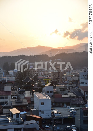 日本岐阜縣高山市-高山春季祭期間,市中心三層寶塔的街景以及美麗的日落。 日本岐阜縣高山市-高山春季祭期間,市中心三層寶塔的街景以及美麗的日落。 137378498