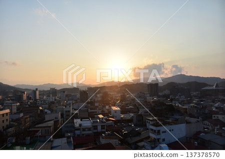 日本岐阜縣高山市—市中心的城市景觀和美麗的日落—從高層建築上拍攝的鳥瞰圖 日本岐阜縣高山市—市中心的城市景觀和美麗的日落—從高層建築上拍攝的鳥瞰圖 137378570