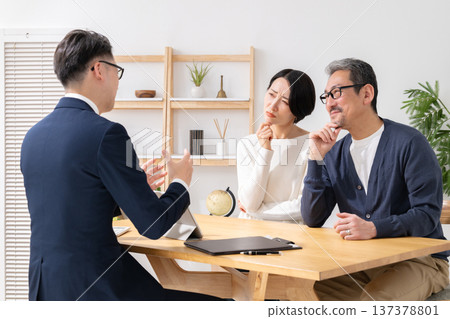 銷售員抱怨麻煩 銷售員抱怨麻煩 137378801