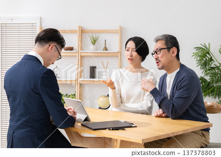 銷售員抱怨麻煩 銷售員抱怨麻煩 137378803