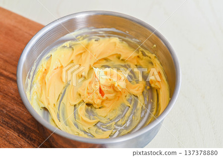 將奶油和蛋黃混合。 137378880