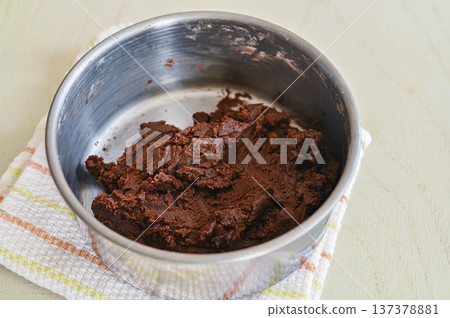 Add the chocolate cookie crumbs to the butter and egg yolks. 137378881
