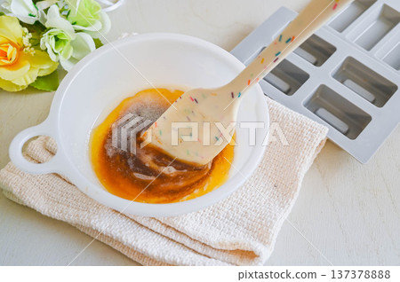 將焦化奶油加入費南雪麵團中。 將焦化奶油加入費南雪麵團中。 137378888