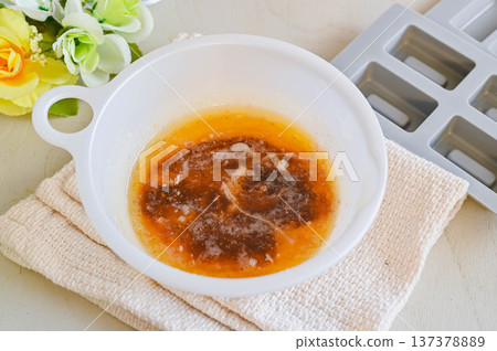 將焦化奶油加入費南雪麵團中。 將焦化奶油加入費南雪麵團中。 137378889