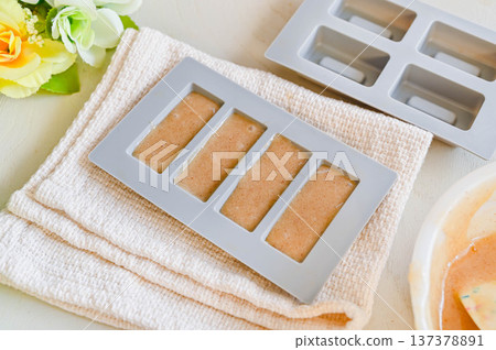 將費南雪麵團倒入矽膠模具中 將費南雪麵團倒入矽膠模具中 137378891