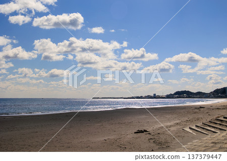 空曠的沙灘,湛藍的天空,朵朵白雲。 空曠的沙灘,湛藍的天空,朵朵白雲。 137379447