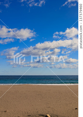 空曠的沙灘，湛藍的天空，朵朵白雲。 137379460
