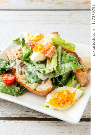 法國麵包和凱薩沙拉 137379798