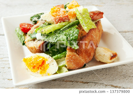 法國麵包和凱薩沙拉 法國麵包和凱薩沙拉 137379800