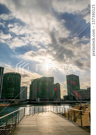 橫濱:橫濱站附近沿河的建築 橫濱:橫濱站附近沿河的建築 137380125