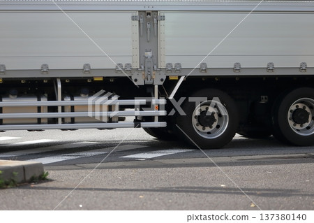 一輛卡車在十字路口左轉 一輛卡車在十字路口左轉 137380140