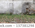 An old stone wall with sprinkled plaster. 137381298