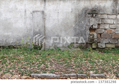 An old stone wall with sprinkled plaster. 137381298
