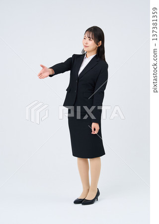 尋求握手的女商人 137381359