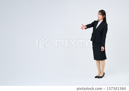 尋求握手的女商人 137381360