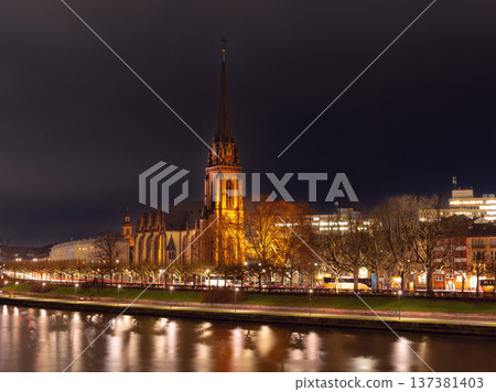 Illuminated cathedral and riverbank in Frankfurt am Main at night 137381403