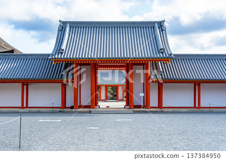 紫心殿,位於日本京都,是京都御所的中心建築。 紫心殿,位於日本京都,是京都御所的中心建築。 137384950