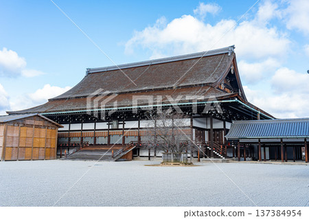 紫心殿,位於日本京都,是京都御所的中心建築。 紫心殿,位於日本京都,是京都御所的中心建築。 137384954