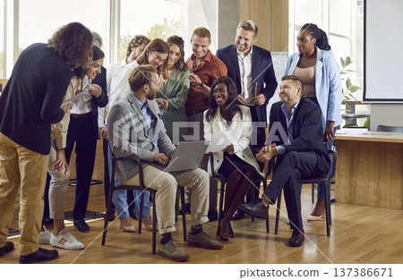 Large business team brainstorms ideas and shares interesting ideas during informal meeting. Large business team brainstorms ideas and shares interesting ideas during informal meeting. 137386671