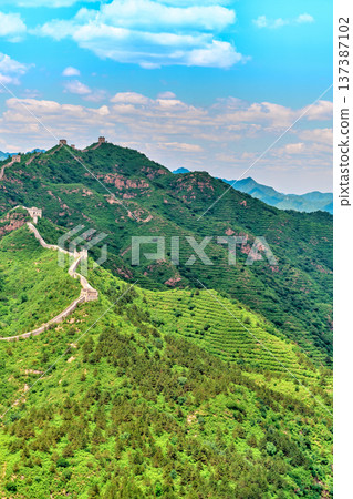 Simatai section of the Great Wall of China on a clear summer sunny day 137387102