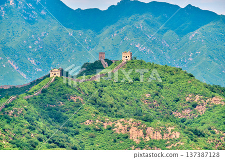 Simatai section of the Great Wall of China on a clear summer sunny day 137387128