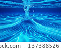藍色水面上的漣漪和光線折射，抽象的水紋理 137388526