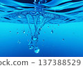 藍色水面上的漣漪和光線折射，抽象的水紋理 137388529