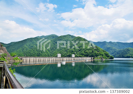 奧多摩湖,大壩堤岸湖邊(夏季,六月) 奧多摩湖,大壩堤岸湖邊(夏季,六月) 137389002