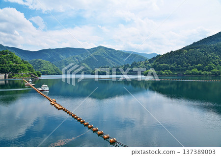 奧多摩湖,大壩堤岸湖邊(夏季,六月) 奧多摩湖,大壩堤岸湖邊(夏季,六月) 137389003