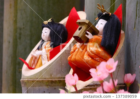 Bamboo-decorated Hina dolls and peach blossoms - a Japanese scene that signals the arrival of spring Bamboo-decorated Hina dolls and peach blossoms - a Japanese scene that signals the arrival of spring 137389059