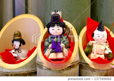 Bamboo-decorated Hina dolls and peach blossoms - a Japanese scene that signals the arrival of spring Bamboo-decorated Hina dolls and peach blossoms - a Japanese scene that signals the arrival of spring 137389060